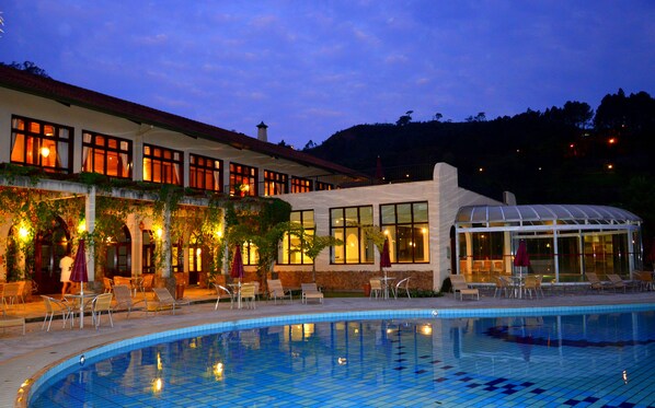 Indoor pool, outdoor pool, pool umbrellas, sun loungers - Villa Di Mantova Resort Hotel (Aguas de Lindoia)