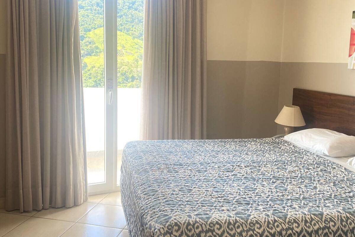 1 kamar tidur, minibar, meja kerja, dan kedap suara