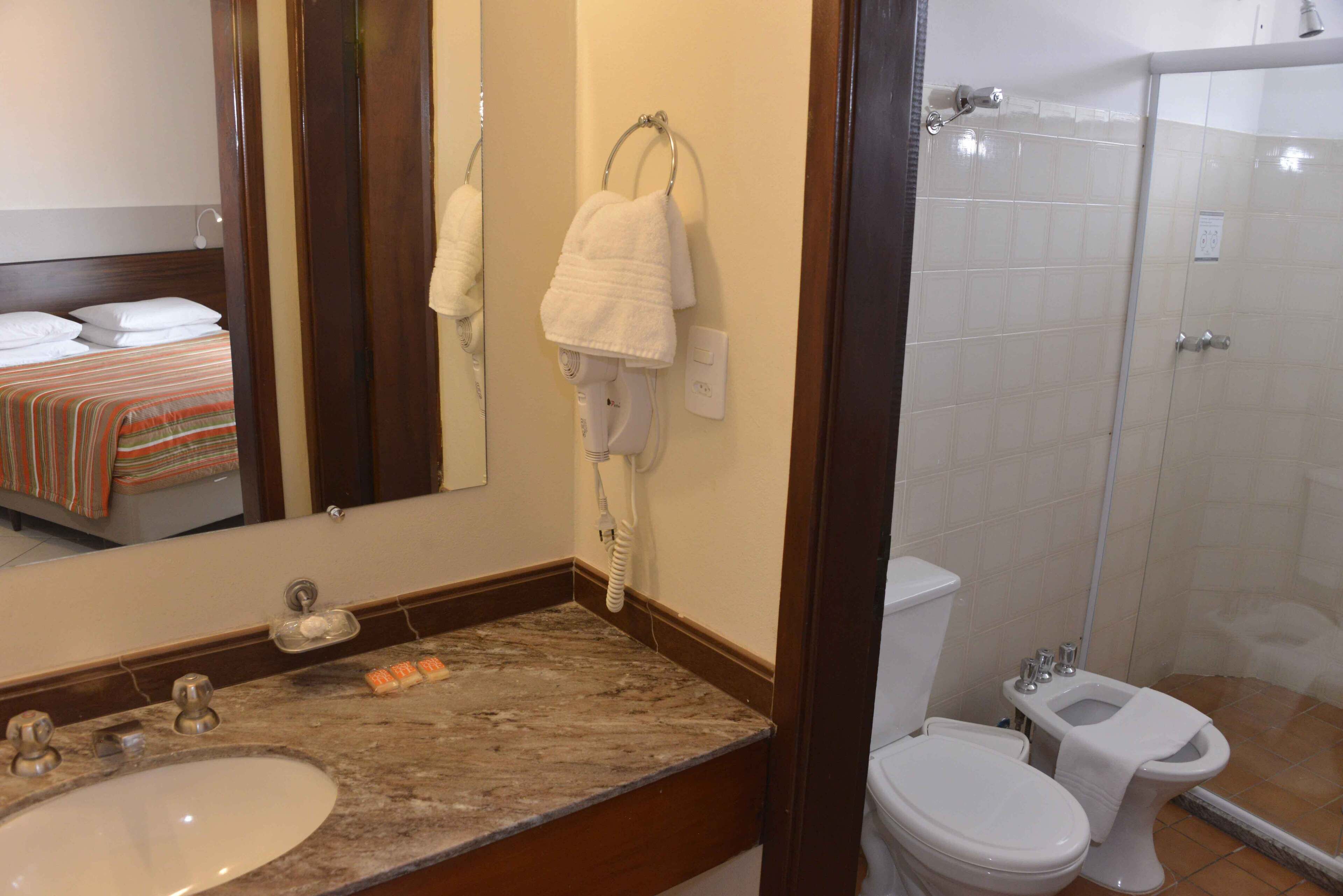 standard suite (com saleta) | bathroom | shower, hair dryer, towels