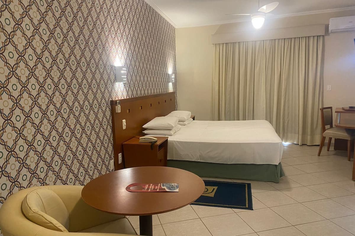 1 kamar tidur, minibar, meja kerja, dan kedap suara