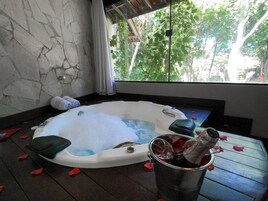 Premium Double Room, 1 King Bed, Bathtub, Garden View