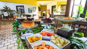 A buffet with various fruits and desserts. - Brasil Tropical Village (Tibau do Sul)