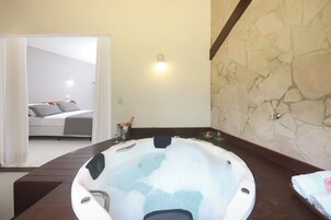 Quarto casal premium, 1 cama King, banheira, vista para o jardim | Vista do quarto