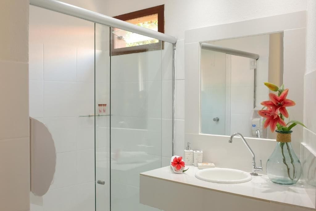 premium double room, 1 king bed, bathtub, garden view | bathroom | free toiletries, towels