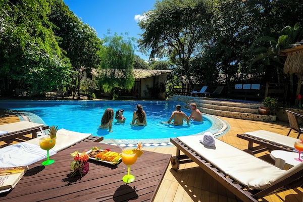 Piscina externa, espreguiçadeiras