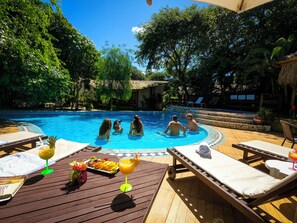 Piscine extérieure, chaises longues