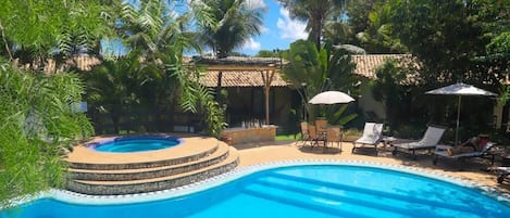 Kolam renang outdoor, dengan kursi berjemur