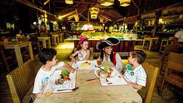 3 restauranter: frokost, lunsj og middag serveres
