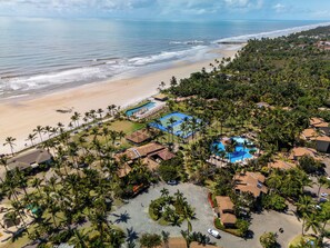 An aerial view of a resort with a beach, a swimming pool, and a tennis court. - Cana Brava All Inclusive Resort (Ilhéus)