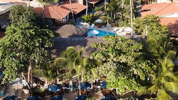 Serviço de café da manhã, almoço, jantar; vistas para a praia