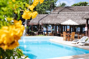 Εξωτερική πισίνα, ομπρέλες πισίνας, ξαπλώστρες