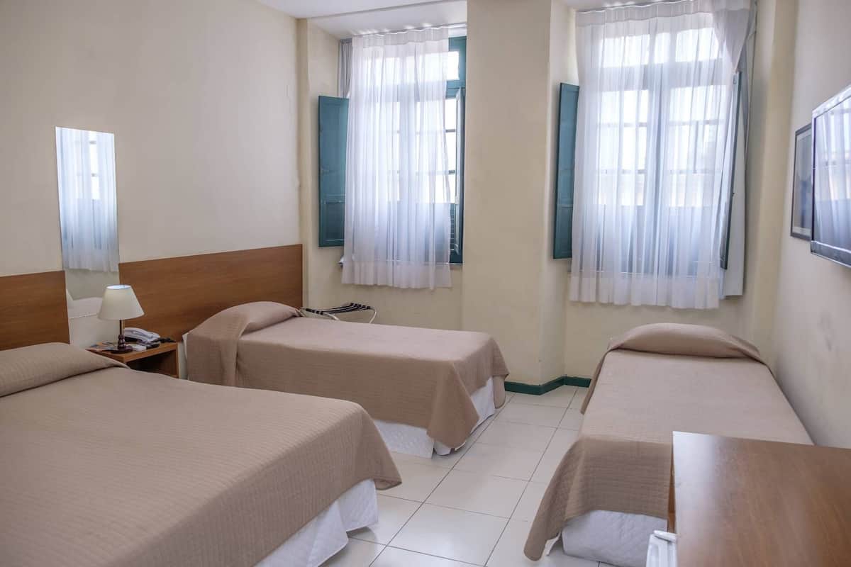 Quarto quádruplo standard cama casal + 2 camas solteiro | Bar mini, langsir/tirai gelap terus, Wi-fi percuma, cadar katil
