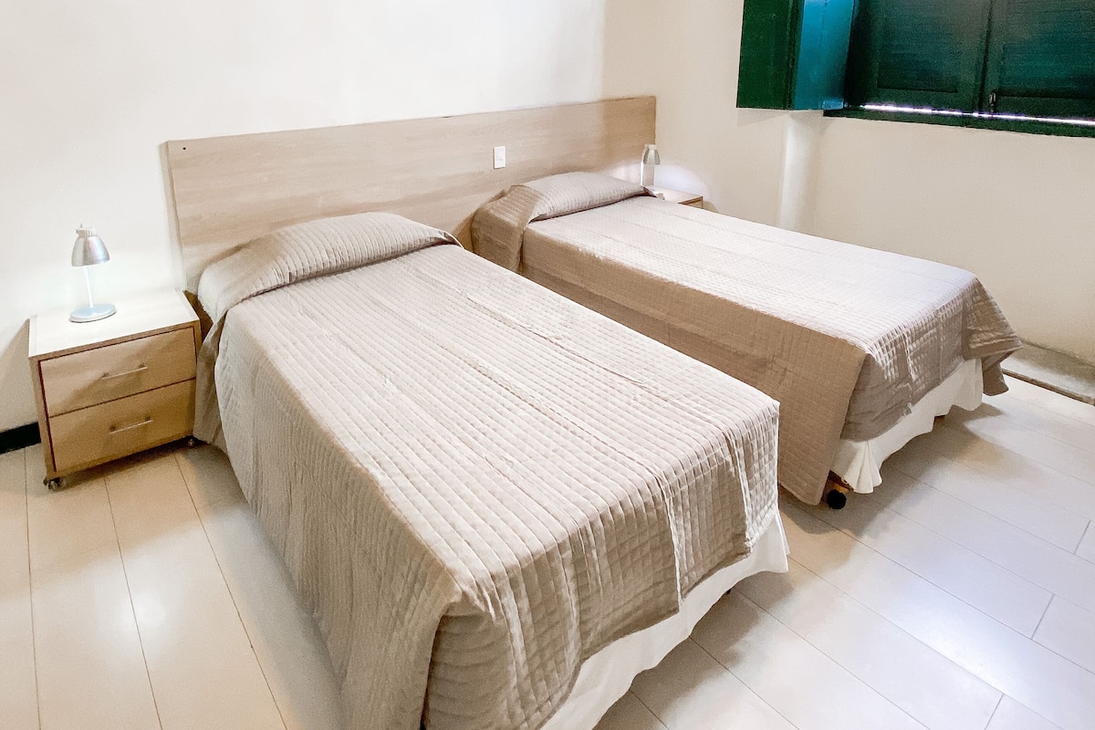Standard 2 Camas de Solteiro | 迷你吧、遮光窗簾/窗簾、免費 Wi-Fi、床單