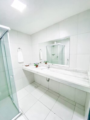 Buồng tắm vòi sen, đồ dùng nhà tắm miễn phí, khăn tắm