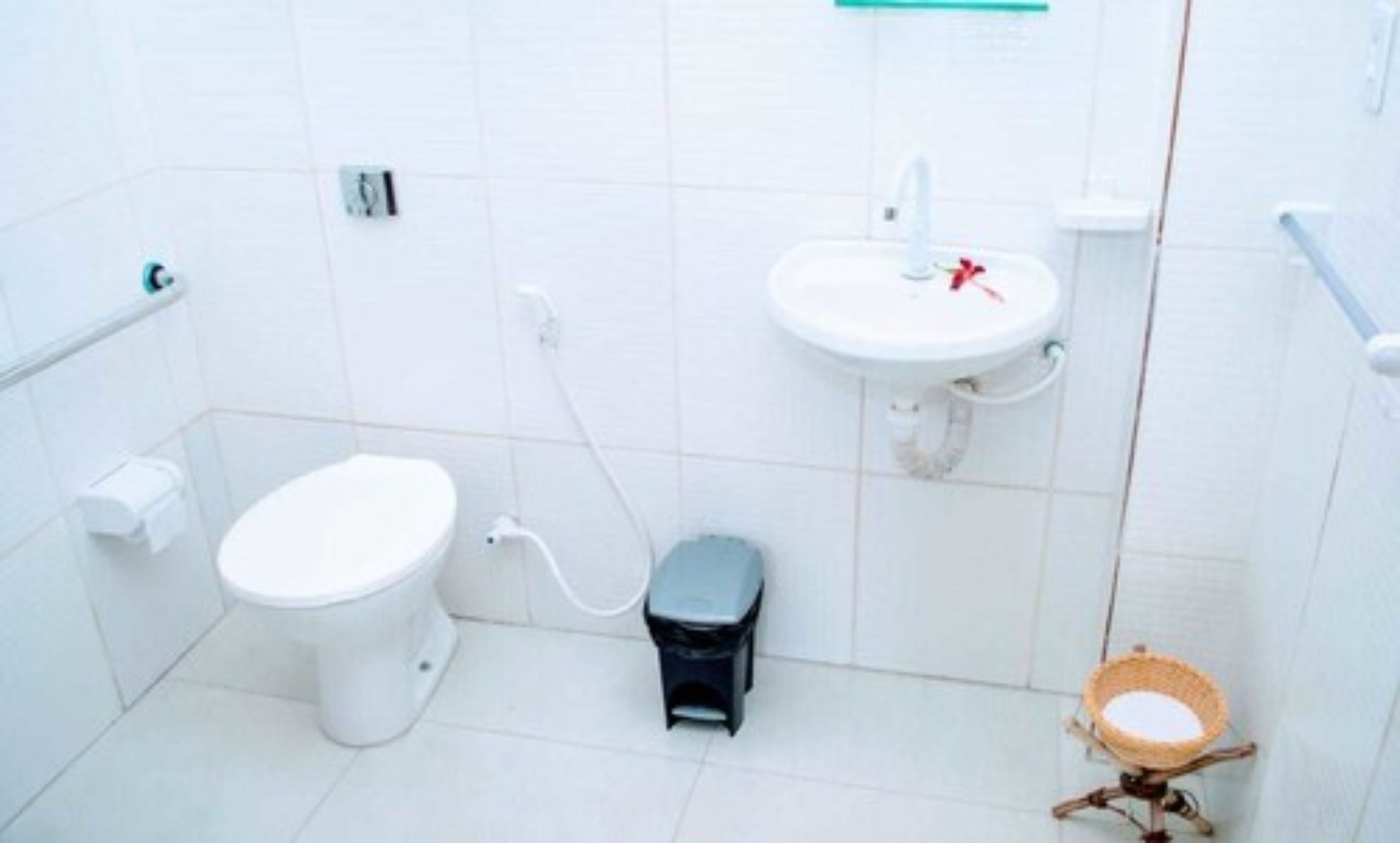 family room, 1 bedroom, accessible, non smoking | bathroom | shower, hair dryer, towels