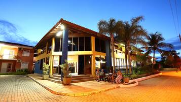 Fachada da propriedade à noite