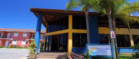 Vista frontal de la propiedad