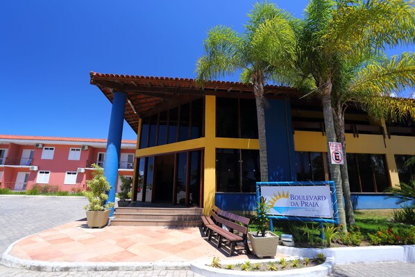 A hotel entrance with a sign reading "Boulevard da Praia Apartments Hotel." - Boulevard da Praia Apart Hotel (Porto Seguro)