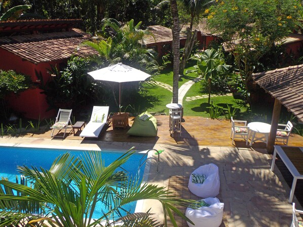 Alberca al aire libre y camas balinesas gratuitas 