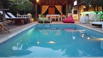 Piscine extérieure, cabanons gratuits, parasols de plage