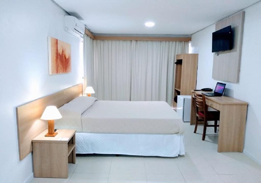 Minibar, safe på rommet, skrivebord og blendingsgardiner