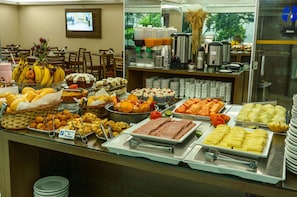 Tägliches Frühstücksbuffet gegen Gebühr