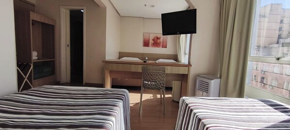 Standardzimmer (4 camas) | Minibar, Zimmersafe, Schreibtisch, Verdunkelungsvorhänge