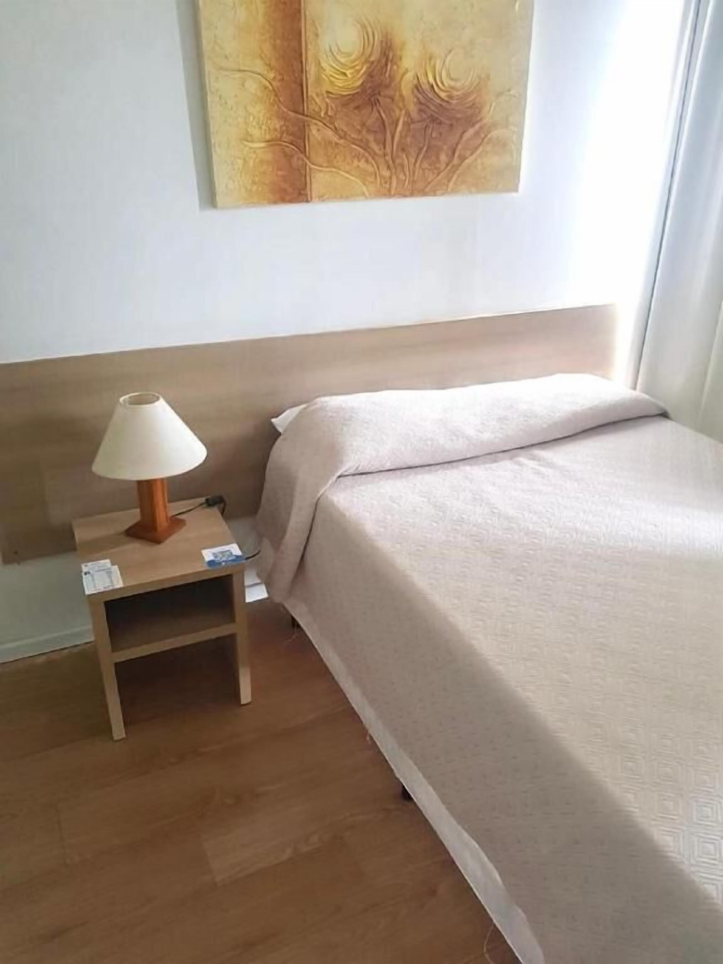 Minibar, safe på rommet, skrivebord og blendingsgardiner