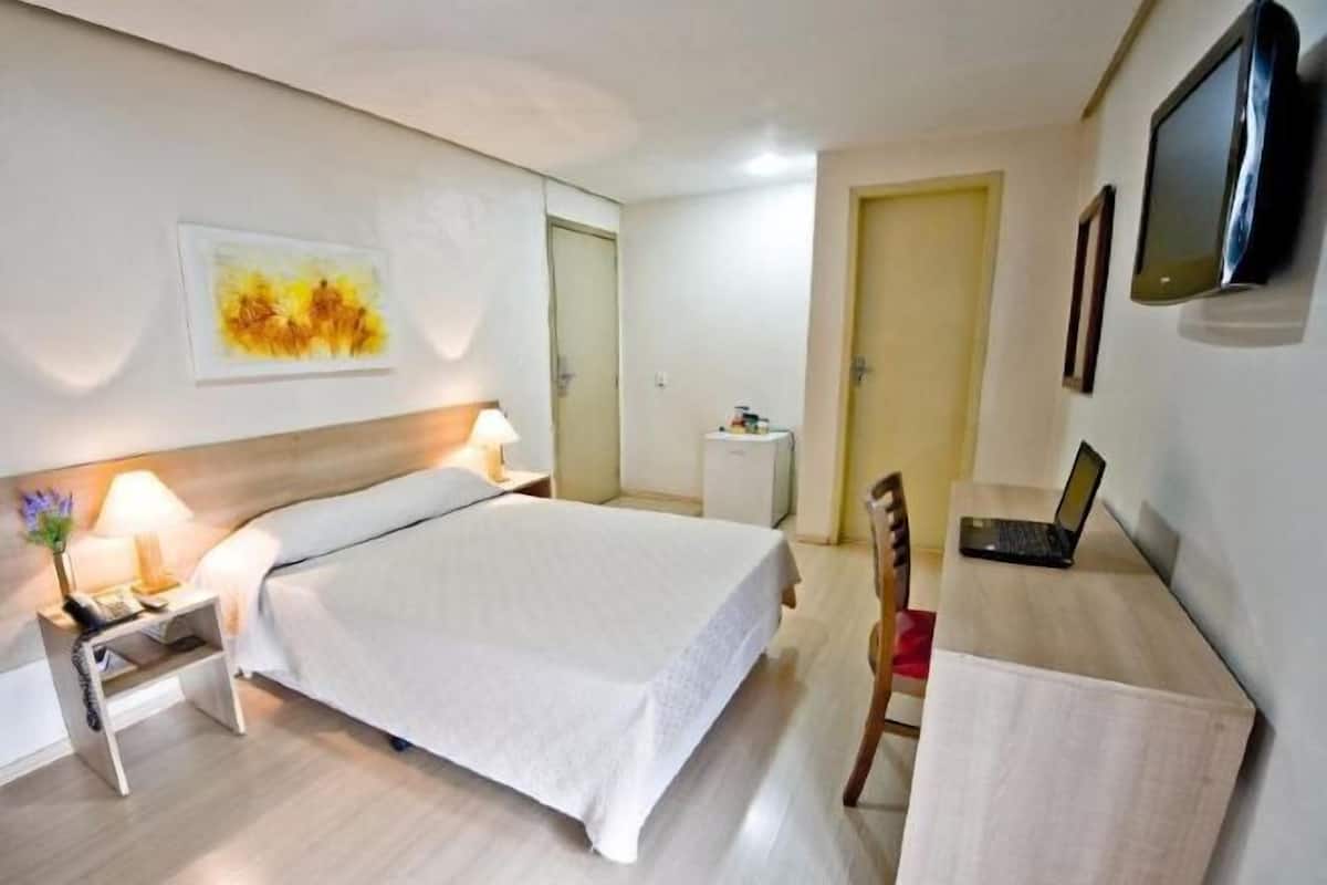 Minibar, safe på rommet, skrivebord og blendingsgardiner