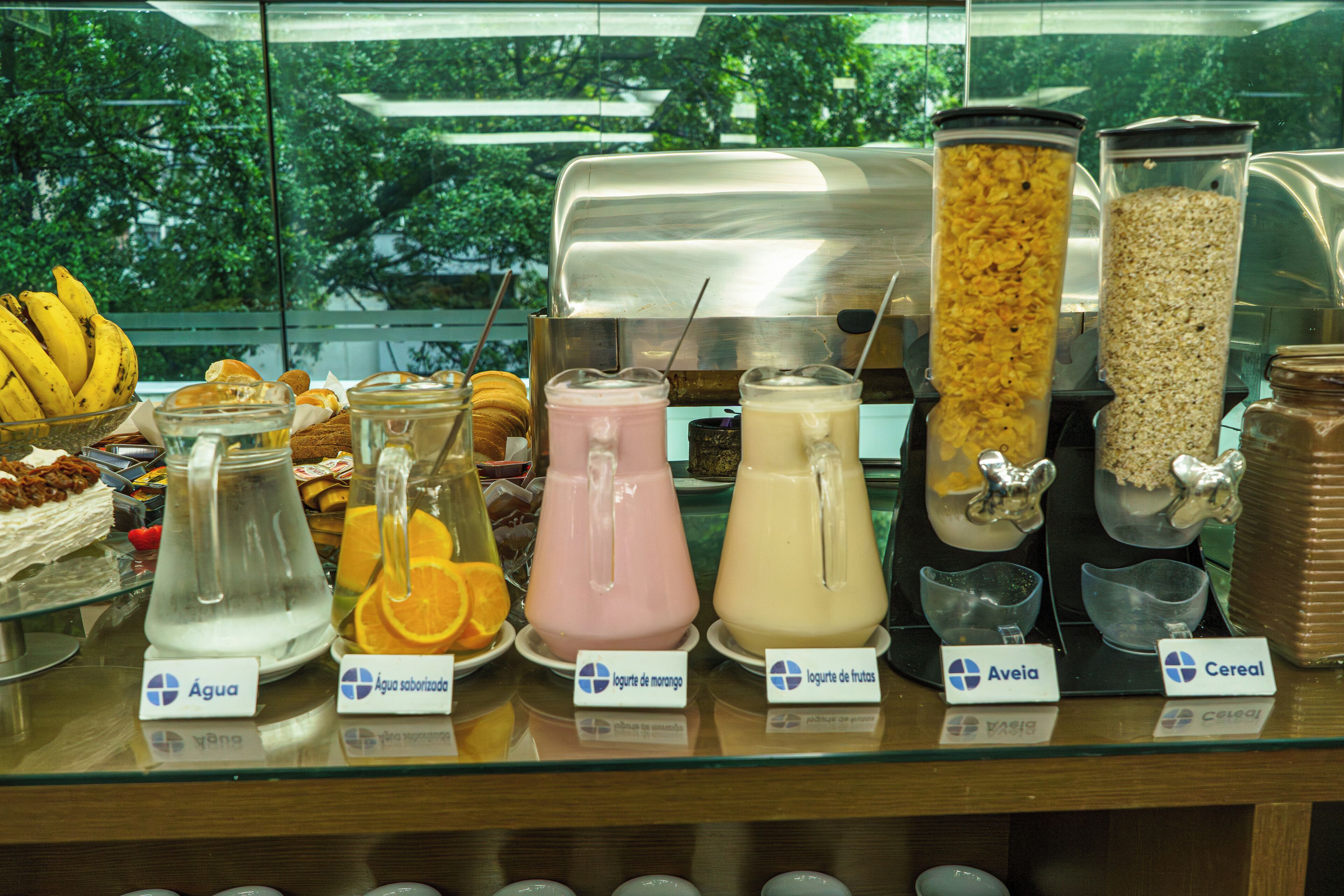 Una presentación de desayuno con diversas bebidas y alimentos.