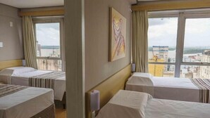 Minibar, safe på rommet, skrivebord og blendingsgardiner