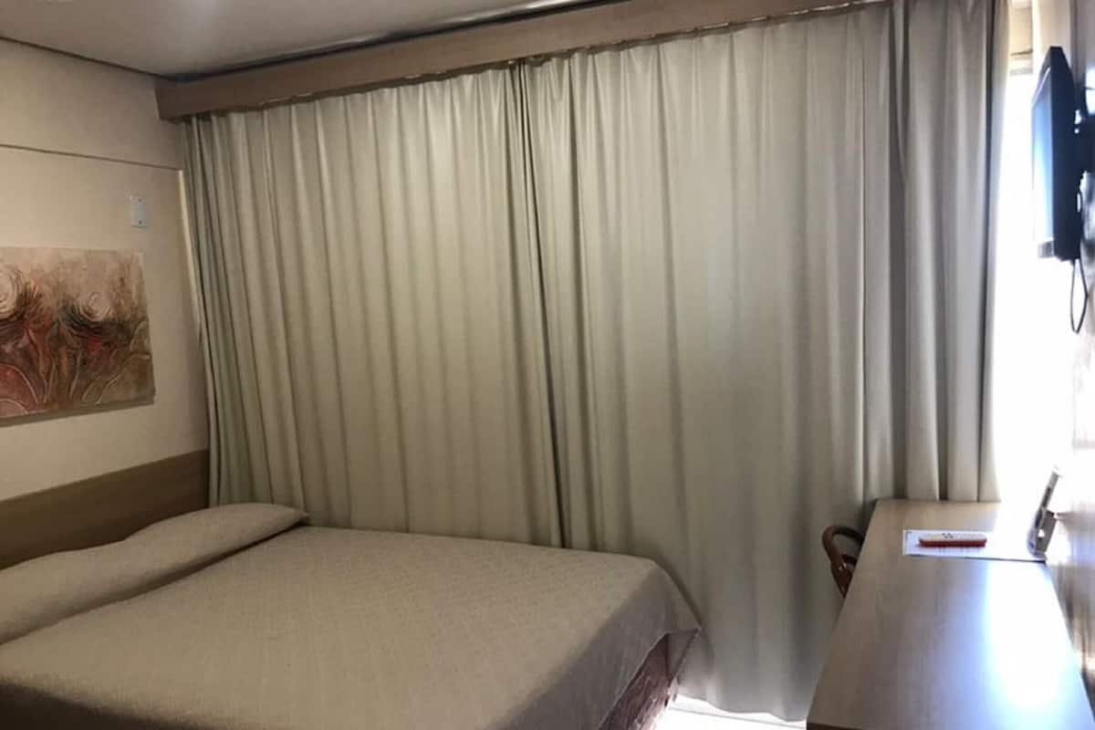 Minibar, coffres-forts dans les chambres, bureau, rideaux occultants