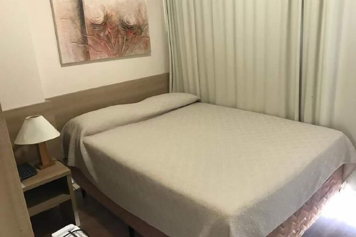 Minibar, värdeförvaringsskåp på rummet och skrivbord