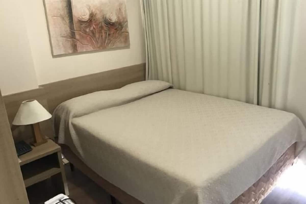 Minibar, värdeförvaringsskåp på rummet och skrivbord