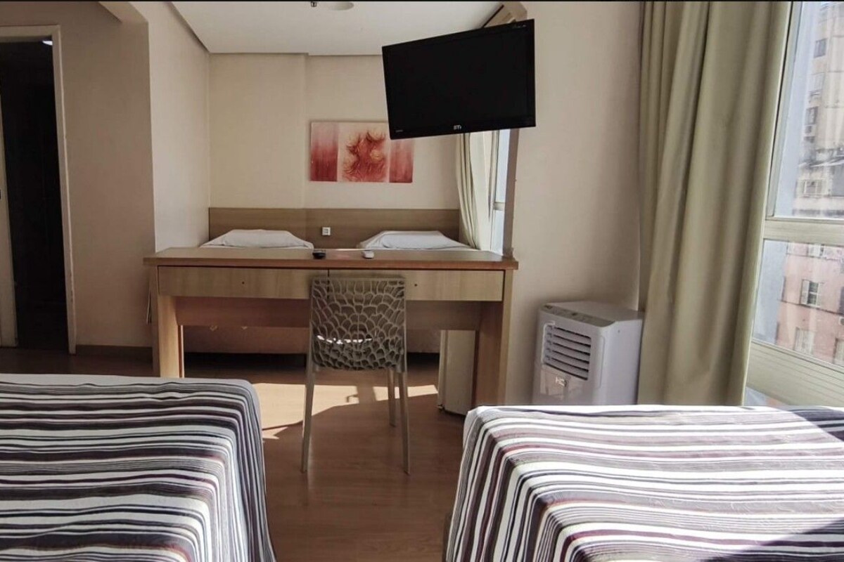Rom – standard (4 camas) | Minibar, safe på rommet, skrivebord og blendingsgardiner