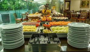 Desayuno buffet diario (BRL 40 por persona)