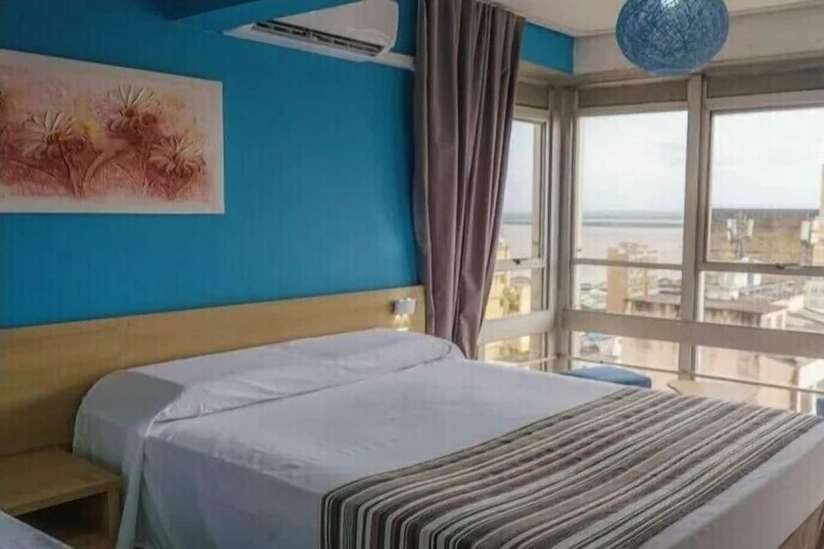 Quarto casal superior | Frigobar, cofres nos quartos, escrivaninha, cortinas blackout