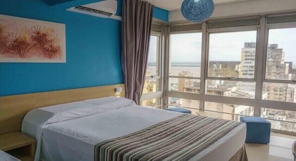 Kahden hengen superior-huone | Minibaari, tallelokero huoneessa, työpöytä, pimennysverhot