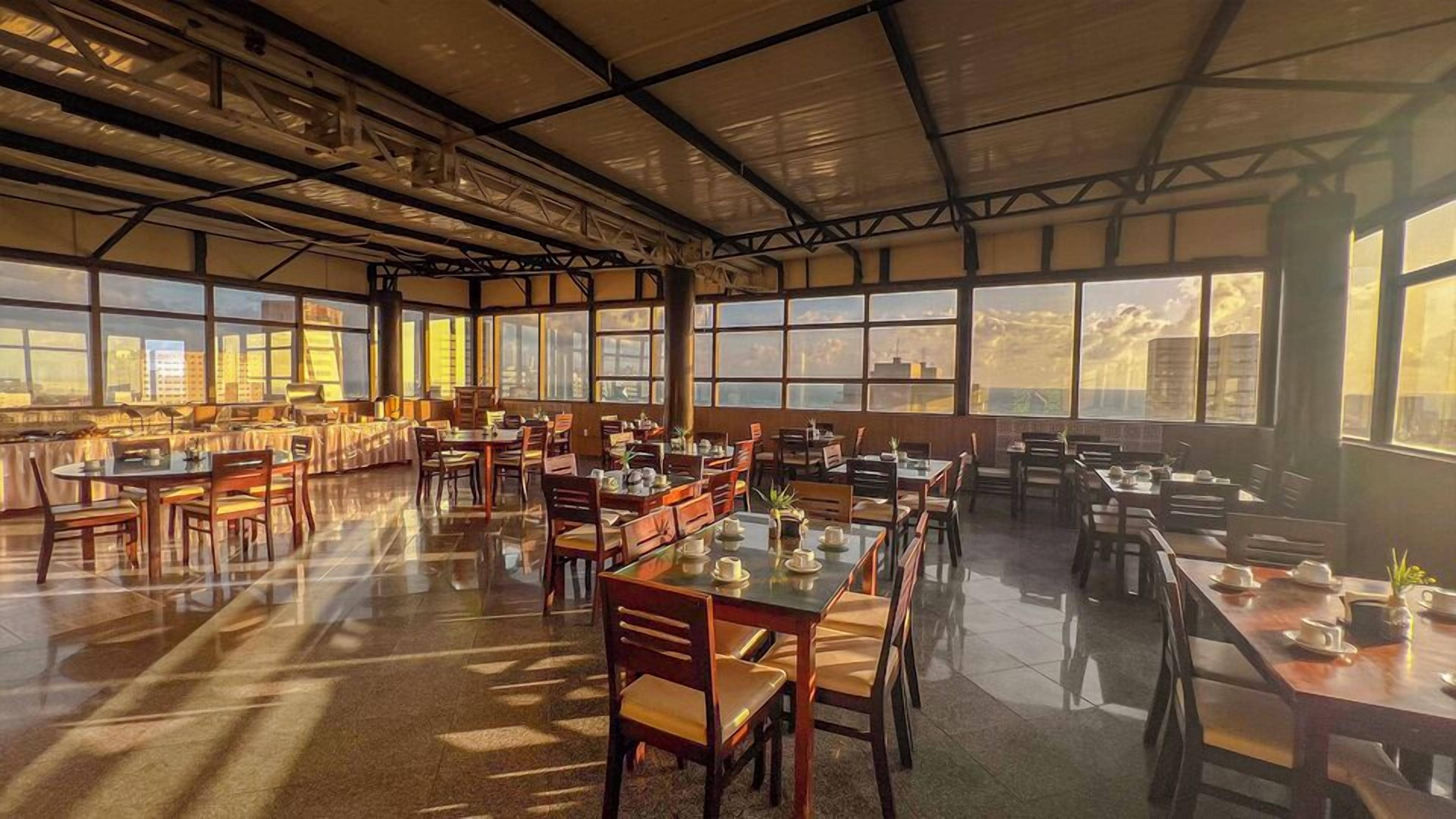 Kahvaltı, öğle yemeği ve akşam yemeği sunulur 