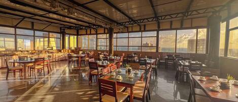 Kahvaltı, öğle yemeği ve akşam yemeği sunulur