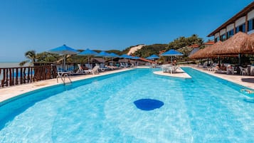 2 piscinas al aire libre, sombrillas, sillones reclinables de piscina