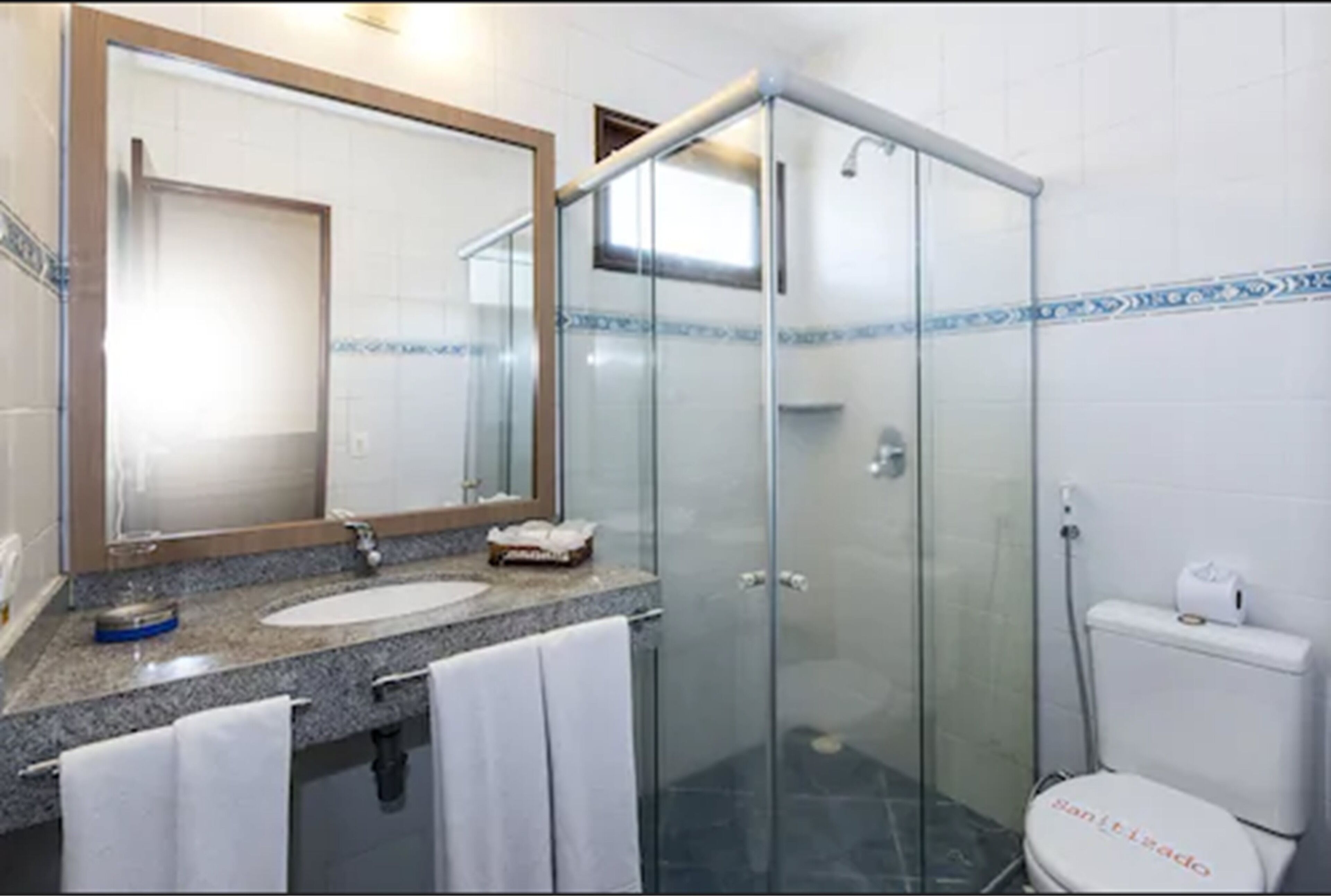 standard room, partial sea view (4th to 6th floor) | bathroom | shower, free toiletries, hair dryer, towels