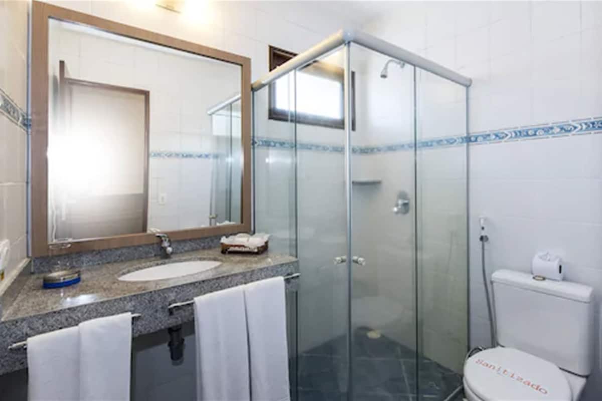 standard room, partial sea view (4th to 6th floor) | bathroom | shower, free toiletries, hair dryer, towels