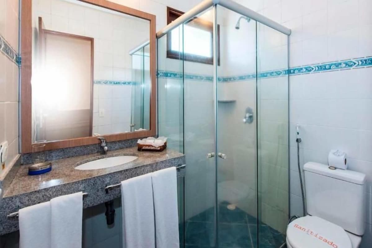 Banheiro | Chuveiro, produtos de toalete grátis, secador de cabelo 