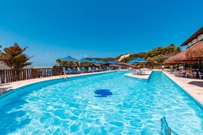 2 outdoor pools, pool umbrellas, sun loungers - D Beach Resort (Natal)