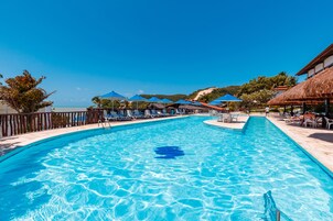 2 piscinas al aire libre, sombrillas, sillones reclinables de piscina