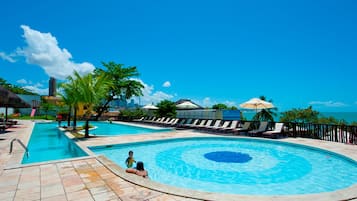 2 piscinas externas, guarda-sóis, espreguiçadeiras