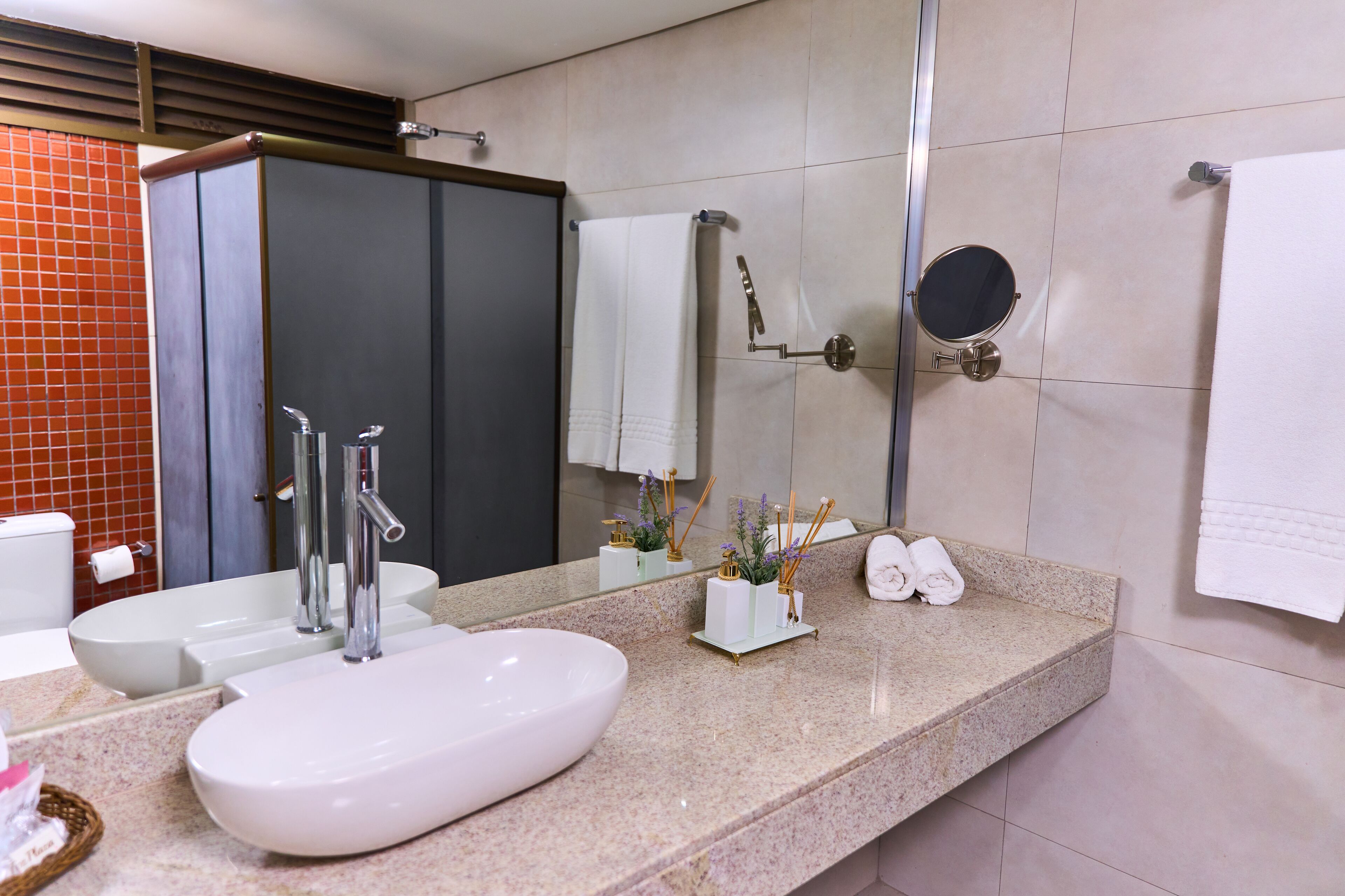 suíte premium | bathroom | shower, hair dryer, towels, soap