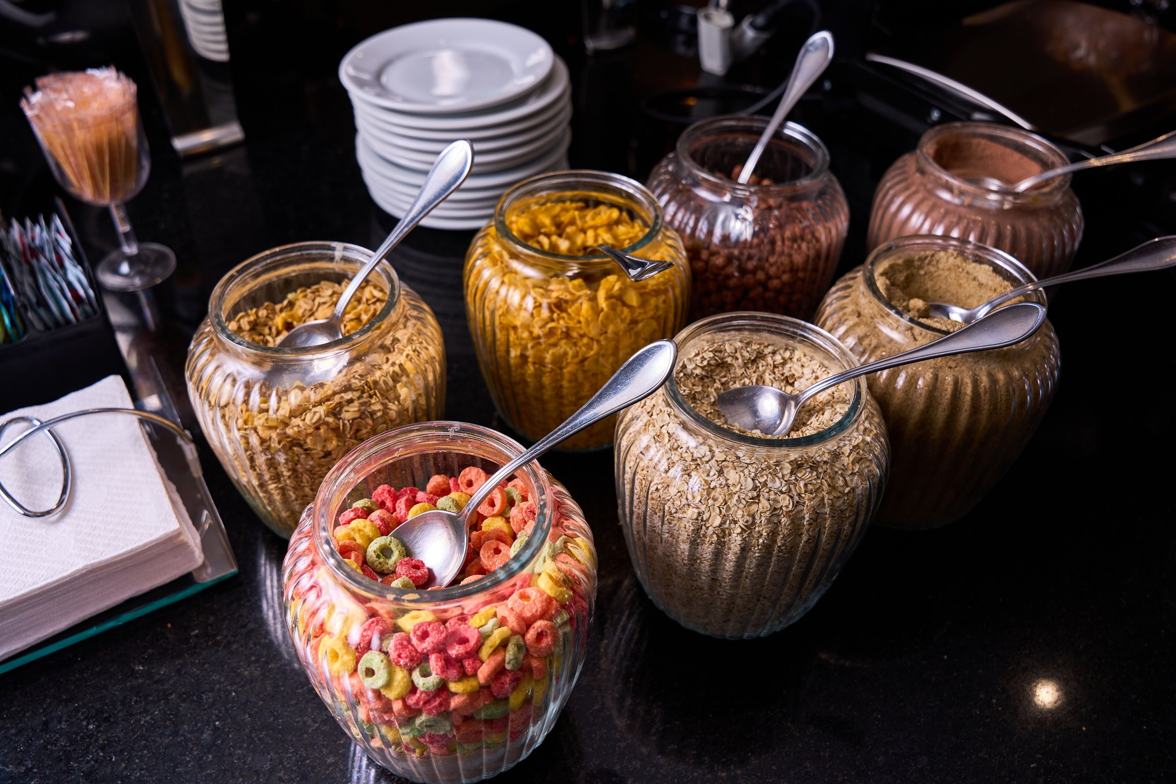Een buffet met diverse gerechten en bestek.