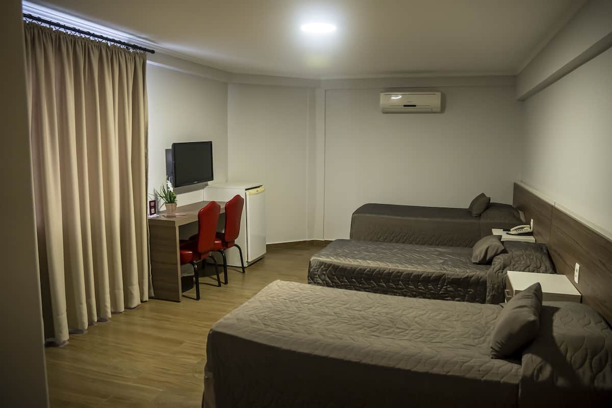 ミニバー、セーフティボックス (室内)、デスク、ノートパソコン用作業スペース